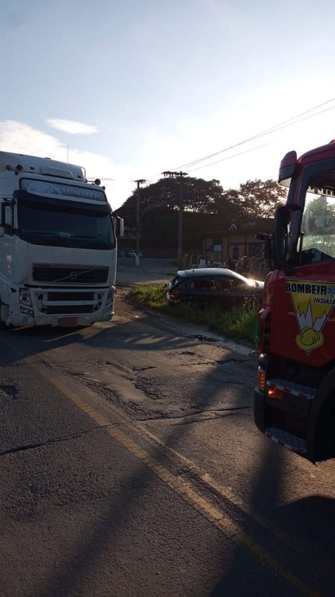 Homem é conduzido ao hospital após colisão entre carro e carreta na BR