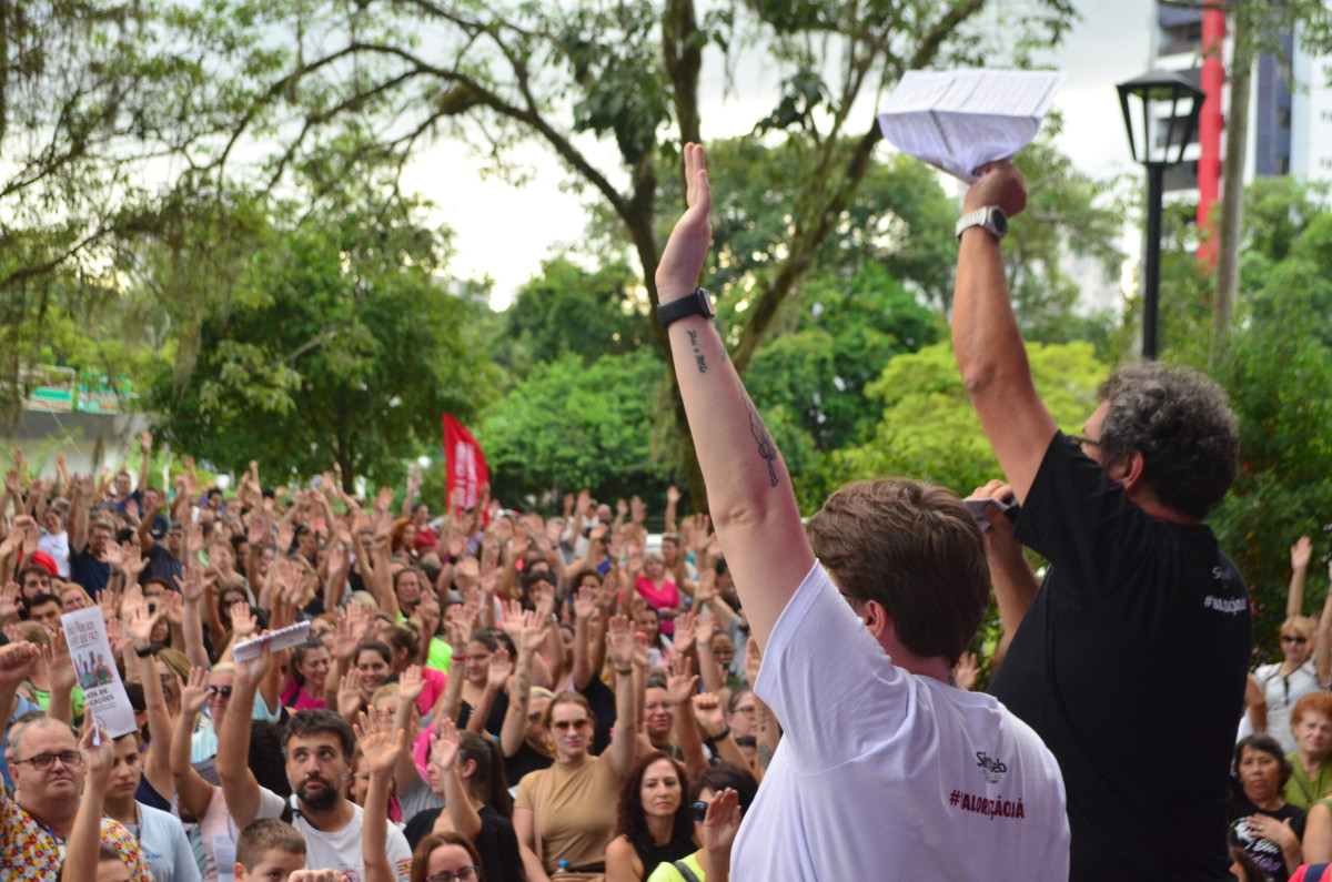 Trabalhadores do serviço público de Blumenau aprovam reivindicações