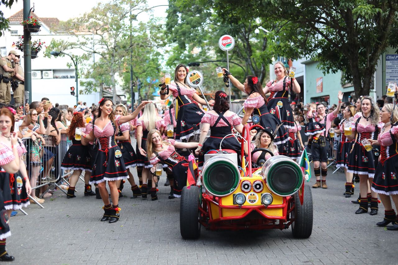 Confira A Galeria De Fotos Do último Desfile Da Oktoberfest Blumenau 4758