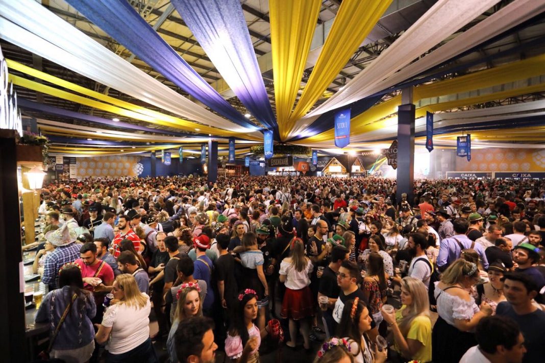 Restam 12 mil ingressos para este sábado na Oktoberfest Blumenau