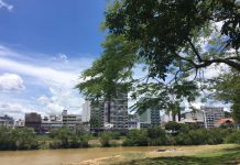 beira rio, céu azul, calor, rio itajaí-açú