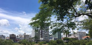 beira rio, céu azul, calor, rio itajaí-açú