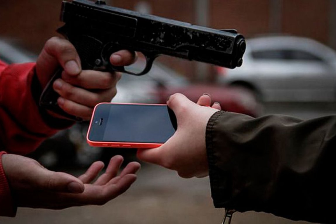 Homem é ameaçado com revólver e tem celular roubado durante assalto, no Garcia | O Município Blumenau