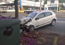 carro colide em árvore no Centro de Blumenau