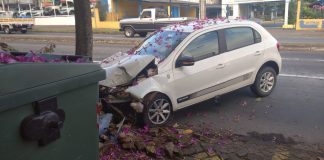 carro colide em árvore no Centro de Blumenau