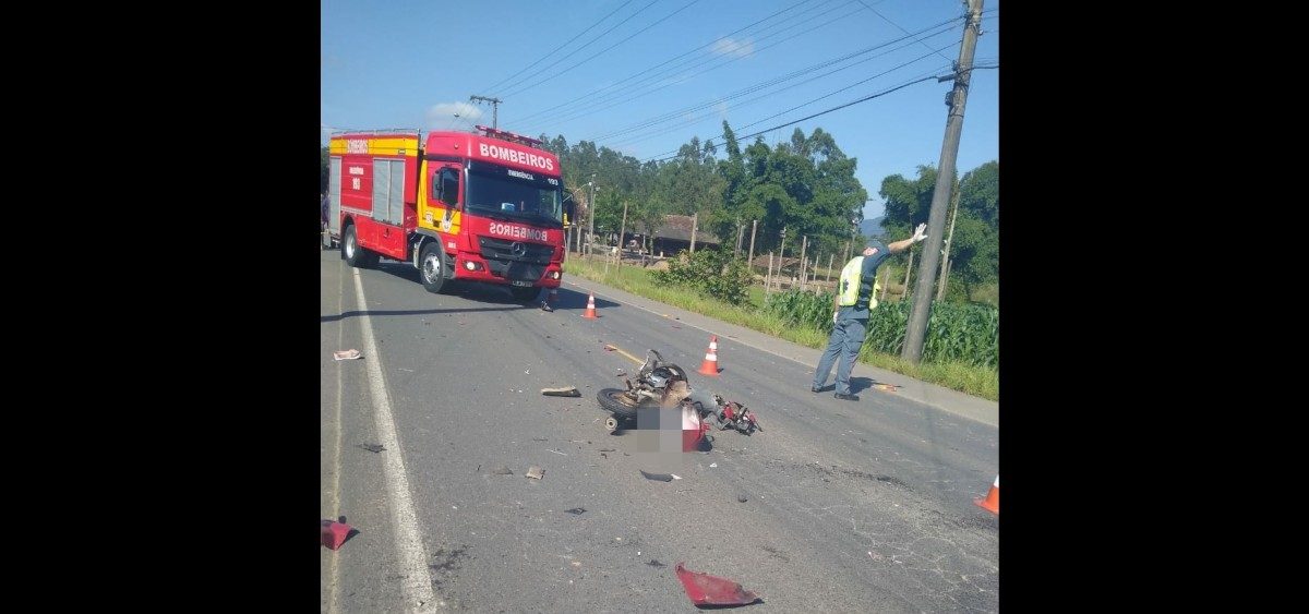 Motociclista morre após bater de frente contra caminhão na SC-110, em Timbó