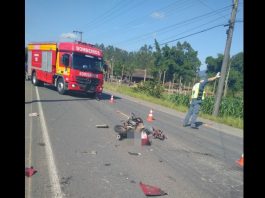 Motociclista morre após bater de frente contra caminhão na SC-110, em Timbó