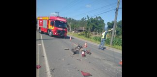 Motociclista morre após bater de frente contra caminhão na SC-110, em Timbó