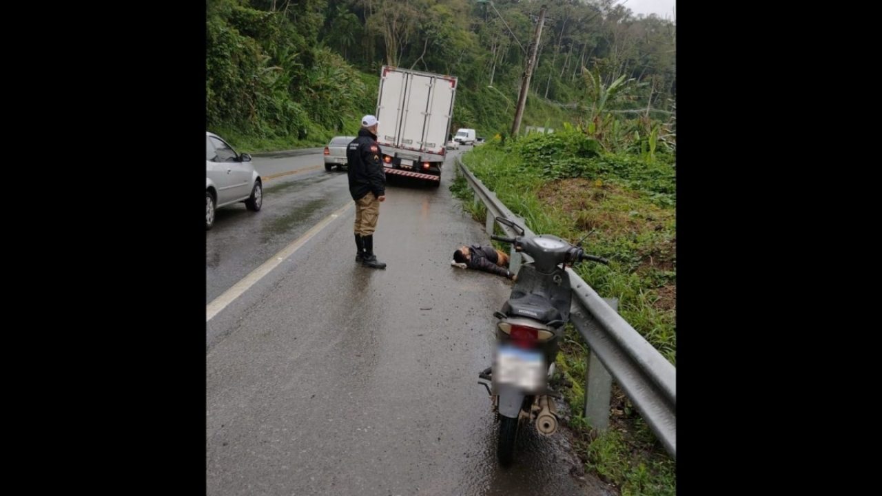 VÍDEO - Homem cai de moto e bate com cabeça na proteção da pista, em  Blumenau