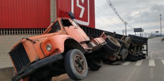 caminhão tombou na rodovia antônio heil