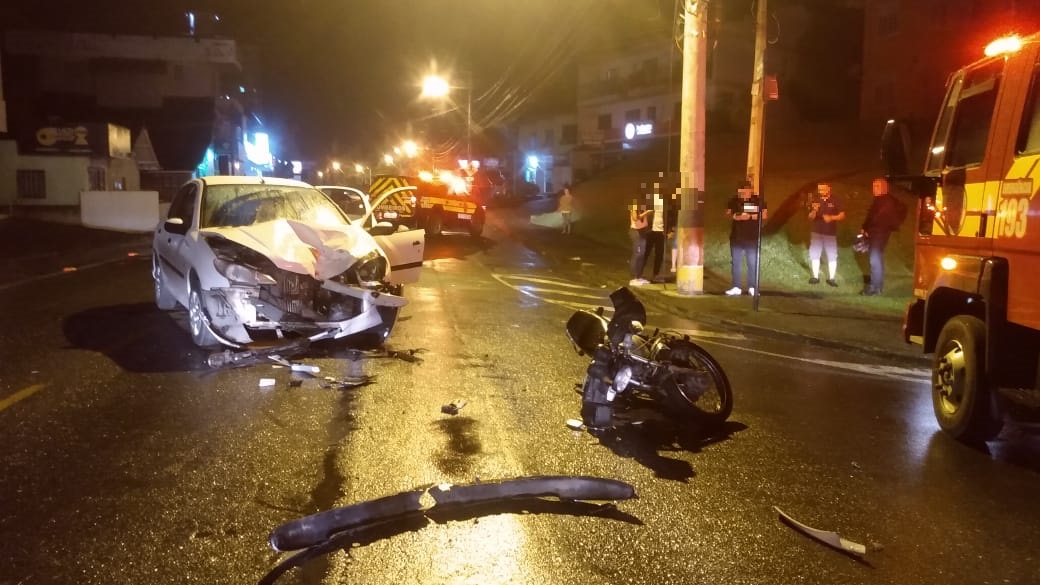 motociclista ferido após colidir em carro no Fortaleza