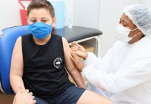 criança vacina contra covid-19