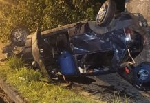 Carro bate contra muro e capota na rua 2 de Setembro, em Blumenau