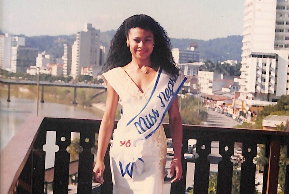 No Dia da Consciência Negra, saiba como está e por onde anda primeira mulher negra a ser eleita Miss Blumenau