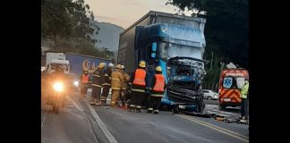 VÍDEO - Colisão entre duas carretas deixa BR-470 bloqueada entre Blumenau e Indaial