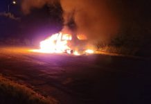 Carro de Blumenau fica destruído após ser atingido por incêndio no Norte de Santa Catarina