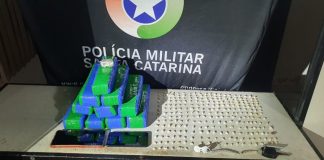 PM aborda veículo durante rondas e prende jovens com crack e maconha no bairro Salto Weissbach