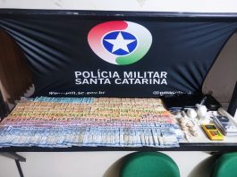 Quatro pessoas são presas com cocaína, crack e mais de R$ 7 mil no Itoupavazinha