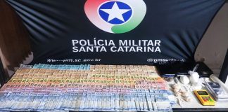 Quatro pessoas são presas com cocaína, crack e mais de R$ 7 mil no Itoupavazinha