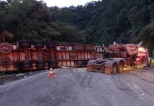 Acidente entre três carretas deixa BR-470 bloqueada em Pouso Redondo