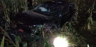 Carro colide em caminhão, capota na BR-470 e uma pessoa morre em Ilhota