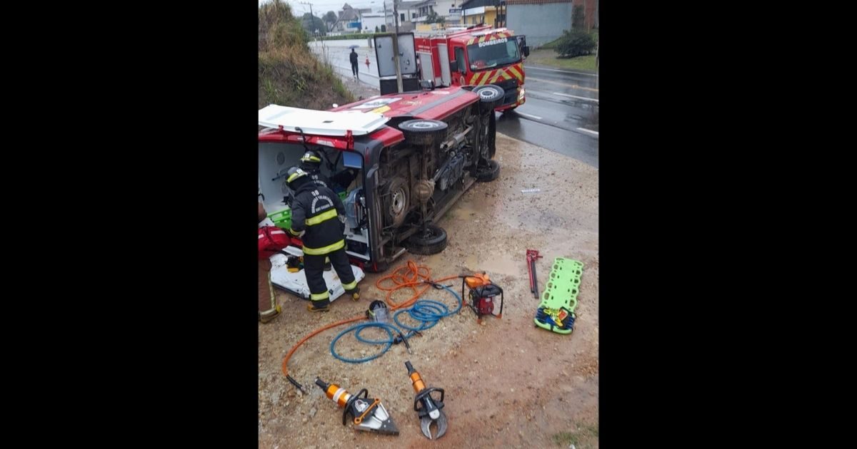 Ambulância dos bombeiros tomba a caminho de acidente na BR-470