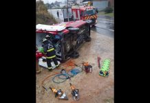 Ambulância dos bombeiros tomba a caminho de acidente na BR-470