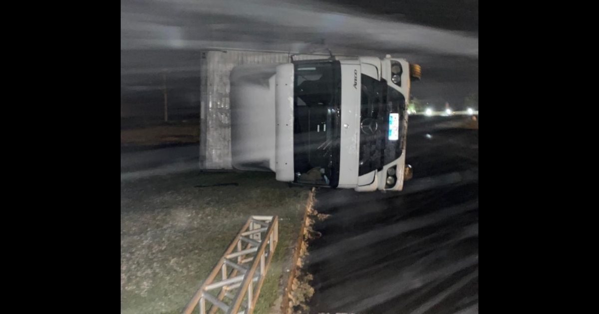 VÍDEO - Caminhão tomba na Serra do Rio do Rastro devido fortes ventos; via está interditada