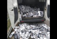 Veículo com 21 mil maços de cigarros contrabandeados capota na BR-101, em Itajaí