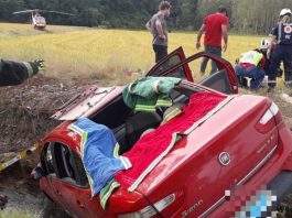 Idosa é levada ao hospital pelo helicóptero Arcanjo após carro cair em vala em Gaspar