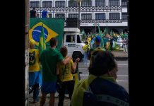 Moradores de Blumenau realizam manifestação a favor do governo federal