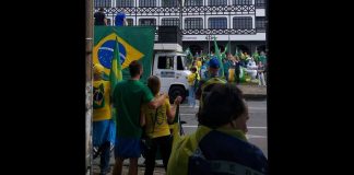 Moradores de Blumenau realizam manifestação a favor do governo federal