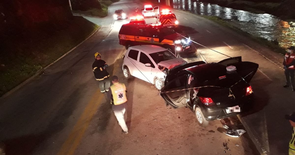 Motorista morre em colisão frontal entre carros, em Brusque