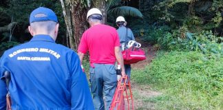 Mulher é socorrida pelos bombeiros após cair em trilha no Morro do Baú, no Médio Vale do Itajaí