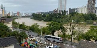 Após passar dos 9 metros, nível do rio Itajaí-Açu começa a cair em Blumenau