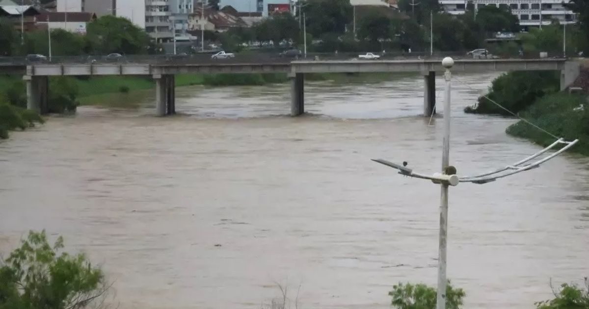 Nível do rio Itajaí-Açu chega em situação de alerta em Blumenau após fortes chuvas
