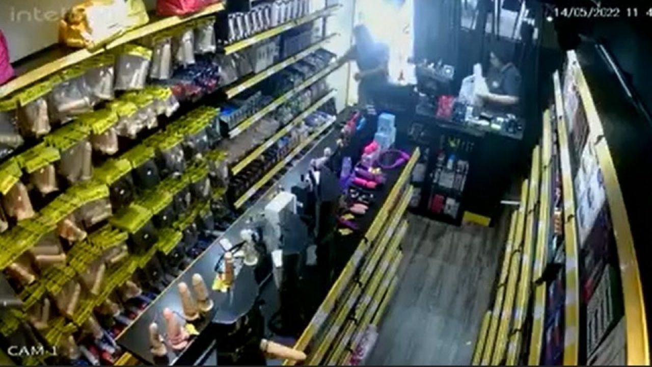 VÍDEO - Homem furta produto erótico em sex shop de Balneário Camboriú