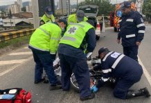 VÍDEO - Jovem fica com pé preso na roda após carro colidir em moto na Via Expressa, em Blumenau