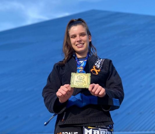 Lutadora de Blumenau vence mundial de jiu-jitsu nos Estados Unidos