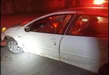 Criminosos agridem vítima, roubam carro e colidem em rótula de Blumenau