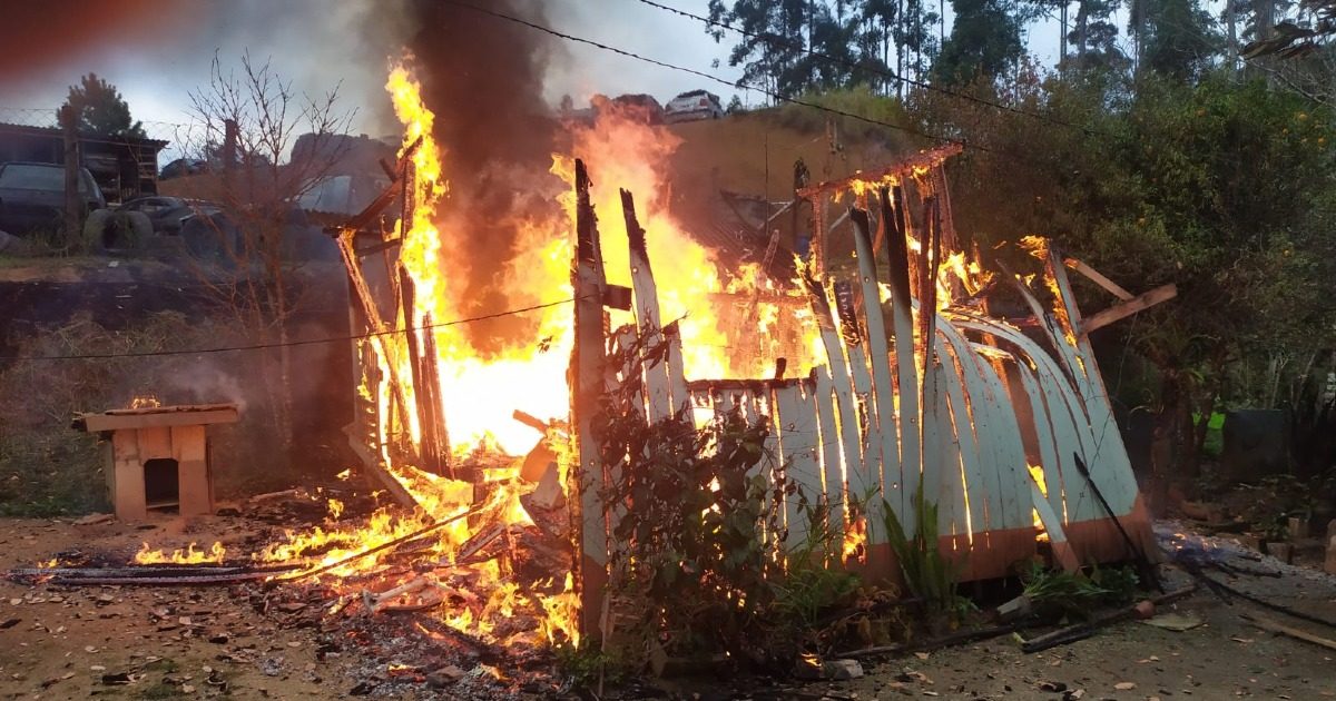 Após ser atingida por incêndio, casa é destruída em Brusque