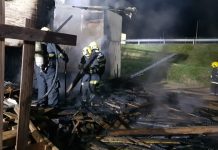 Galpão é atingido por incêndio e mobiliza Corpo de Bombeiros em Itajaí