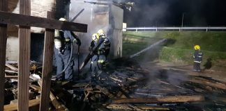 Galpão é atingido por incêndio e mobiliza Corpo de Bombeiros em Itajaí