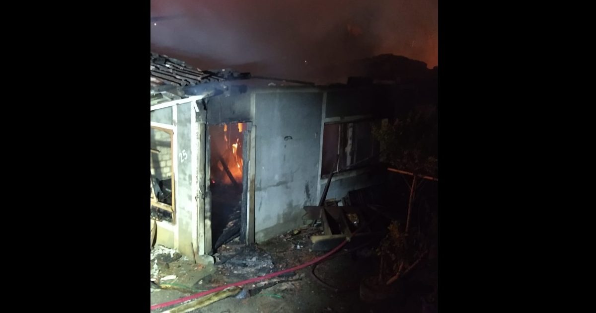Residência é destruída após ser atingida por incêndio no bairro Fortaleza, em Blumenau