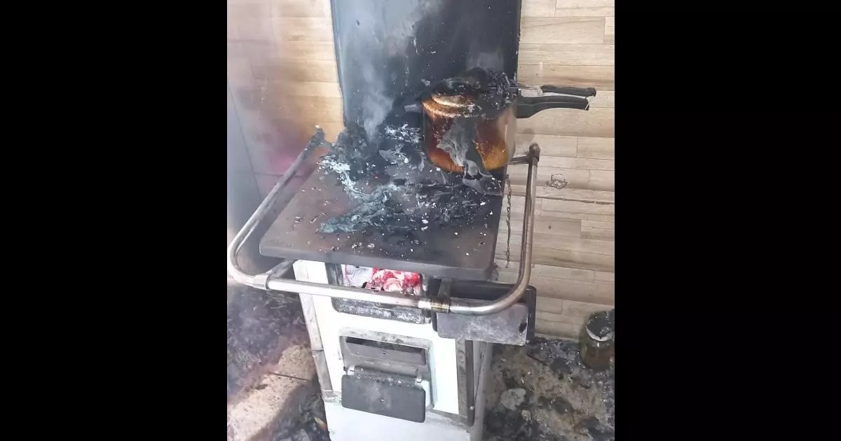 Mulher vai buscar filhos na escola, deixa fogão acesso e cozinha pega fogo em Santa Catarina