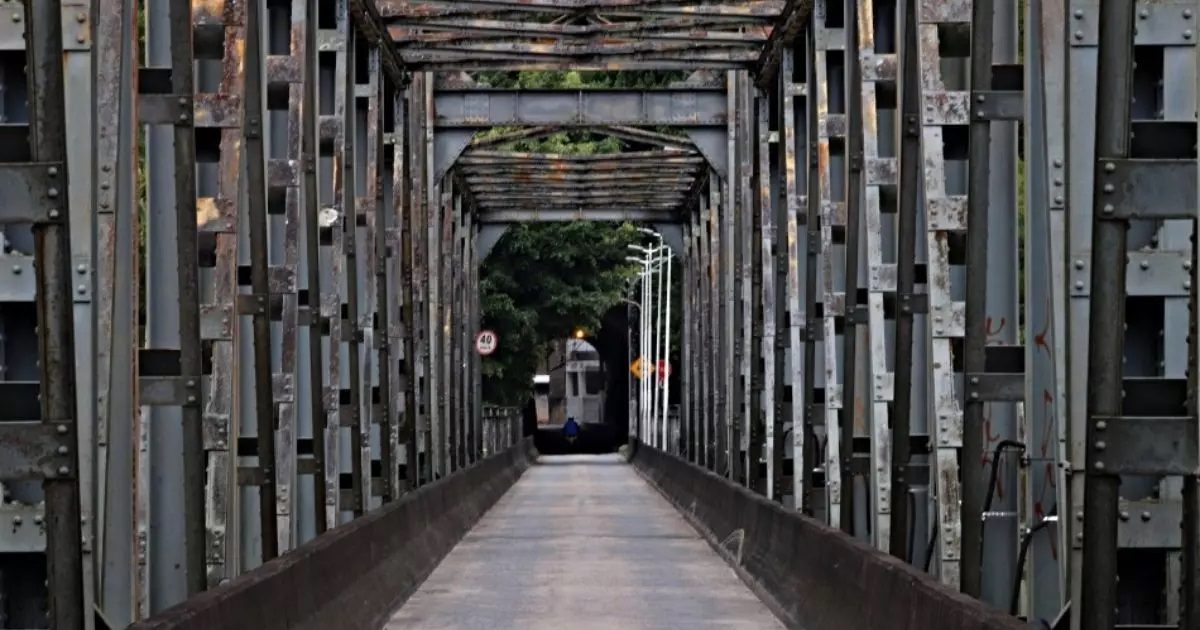 Caminhão fica preso no túnel após passar pela Ponte de Ferro em Blumenau