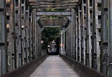 Caminhão fica preso no túnel após passar pela Ponte de Ferro em Blumenau