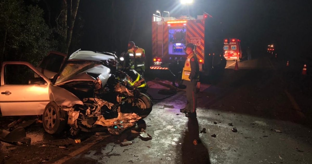 URGENTE - Mulher e criança morrem após colisão frontal entre carro de Blumenau e dois caminhões na BR-470