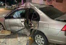 Motorista fica preso às ferragens após carro colidir em poste em Ilhota