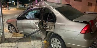 Motorista fica preso às ferragens após carro colidir em poste em Ilhota